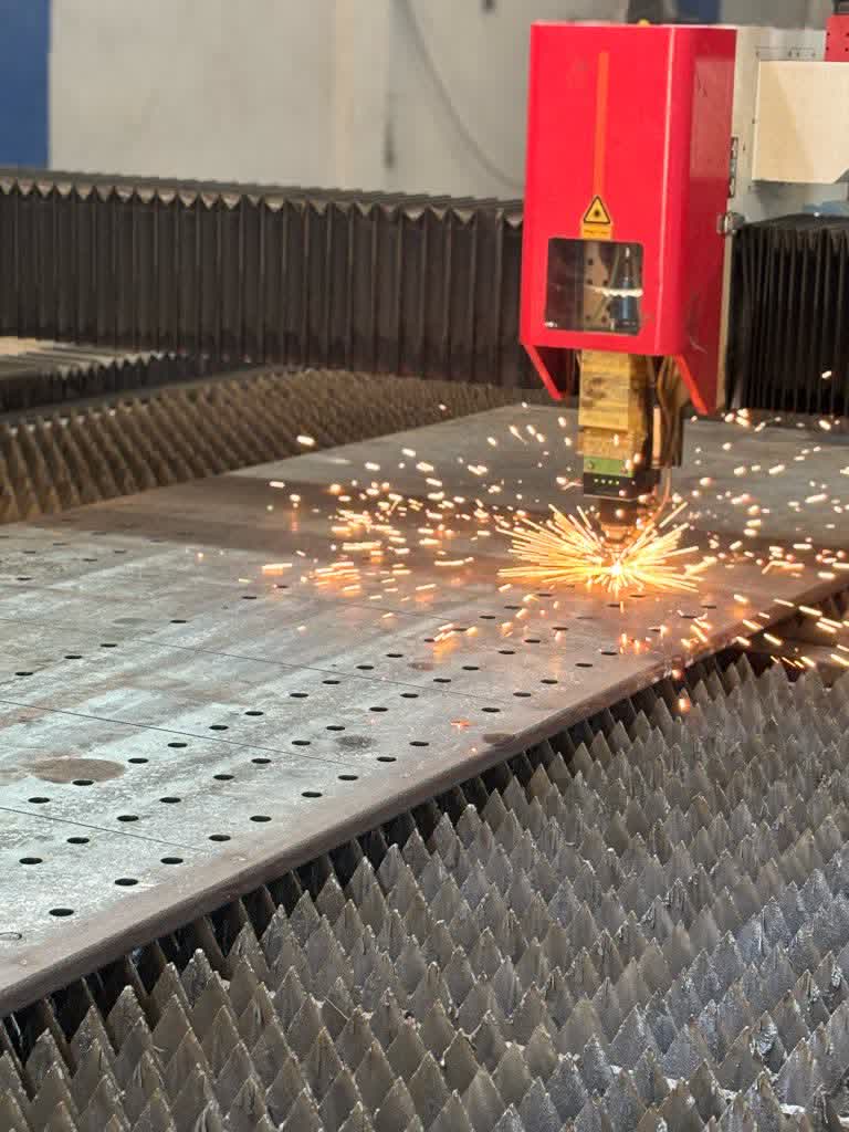 ماكينة تقطيع ليزر CNC أثناء قص صاج في مصنع Solid Form